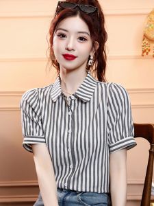 เสื้อเชิ้ตแขนสั้นลายทางสีดำสไตล์ฝรั่งเศสสำหรับผู้หญิง ฤดูร้อนปี 2025 เสื้อเชิ้ตแขนพองลำลองสำหรับเดินทางไปทำงานและสัมภาษณ์งาน