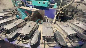 KORS รองเท้าแตะ ไป ทะเล ผู้หญิง รองเท้าแตะคริสตัลผู้หญิง รองเท้าแตะชายหาดสไตล์เกาหลีผู้หญิง รองเท้าแตะเยลลี่ใสแฟชั่น รองเท้าแตะแบนกันลื่น รองเท้าแตะแบบหนีบรุ่นรองเท้าหน้าฝน