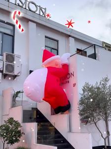 BEAUTY IN THE LIGHT | Inflatable Climbing Santa Christmas Decor