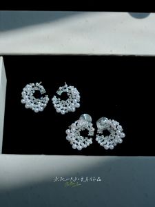 Elegant Pearl And Diamond Stud Earrings French Style Cold Sensation Moon Shape Fashionable Jewelry for Women Handmade Mixed Material