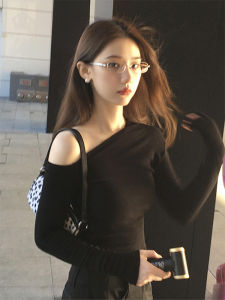 Off-shoulder One-sided T-shirt