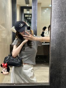 เสื้อยืดแขนสั้นเปิดหลังสำหรับผู้หญิงในช่วงฤดูร้อน ทรงหลวม สีสันสดใส ลายทาง คอกลม เสื้อผ้าทำงาน แฟชั่นสตรีท เสื้อผ้าทำงาน