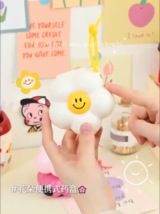 Hộp Chia Thuốc 6 Ngăn Hình Hoa Cute Mini Có Dây Móc – Đựng Thuốc Trang Sức Tiện Mang Du Lịch