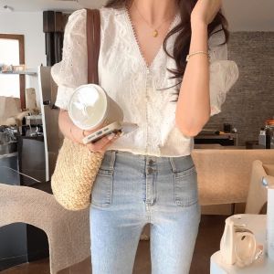 เสื้อเชิ้ตผู้หญิงแขนพองคอวีสีขาว ดีไซน์ฝรั่งเศส ดีไซน์เก๋ไก๋ แขนยาว ปกโปโล แขนยาว ปกโปโล