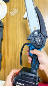 MAKITA 6 นิ้ว เลื่อยไฟฟ้าไร้สาย 199V เลื่อยโซ่ไร้สาย 3000w เลื่อยไฟฟ้าไร้สาย เลื่อยยนต์ตัดไม้ เลื่อยไฟฟ้า เลื่อยไฟฟ้า แบต ถึกทน ใช้งานนานAAA เลื่อยตัดกิ่งไฟฟ้า เ