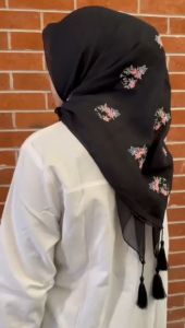 hijab segi empat bella square motif bordir sulam bunga lingkaran jambul tassel terbaru
