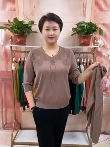 Áo len trung niên nữ A25 cổ V mỏng nhẹ dệt kim quà tặng cho mẹ bà mặc mùa thu đông U50 U60 U70 giá rẻ Bigsize