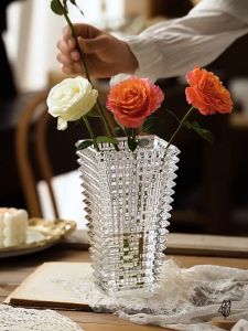 Lọ hoa phale dáng loe rất sang trọng và hiện đại