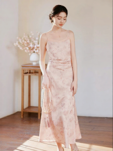 XIANGYING | Elegant Chinese Style Floral Embroidery V-Neck Waist Cinched Dress