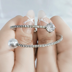 So SEOUL Everleigh Solitaire Classic White Pearl Diamond Simulant Cubic Zirconia Single Spiral Spring Adjustable Bangle