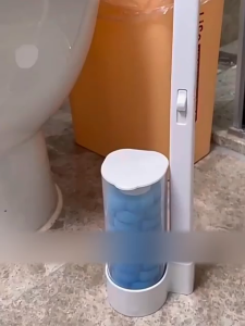 แปรงขัดห้องน้ำอเนกประสงค์ มาพร้อมน้ำยาขัดในหัวแปรงถอดทิ้งเปลี่ยนใหม่ได้ ขัดได้ทุกซอกทุกมุม ไม่ทำลายผิวเคลือบ ติดตั้งง่ายพร้อมที่เก็บในตัว