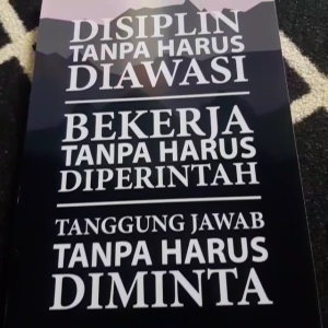 POSTER QUOTE DISIPLIN TANPA HARUS DIAWASI BEKERJA TANPA HARUS DIPERINTAH
