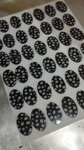 แม่พิมพ์ Stencil ช็อกโกแลต ทำป้ายตกแต่งอาหาร ขนาด 31x22 cm หนา 2.5 mm. พร้อมแผ่นรองประกบ ทรงวงรี 4x2.5 cm.