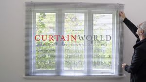 TheBlindSpot Bidai Venetian Aluminium Hitam Elegan 25mm – Reka Bentuk Tapis Cahaya Boleh Ubah & Sistem Tarik Mudah Elegant Black Aluminium Venetian Blinds 25mm with Customizable Light Filtering Design and Easy Pull System