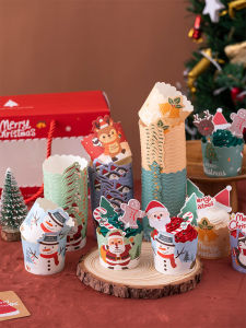 ถ้วยกระดาษคัพเค้กคริสมาสต์ถาดใส่ขนมอบถ้วยมัฟฟินถ้วยการ์ตูนกล่องบรรจุถาดใส่กระดาษขนาดเล็กสำหรับเตาอบ