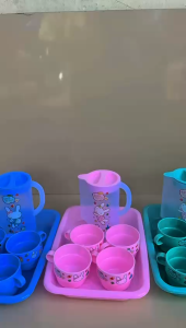 SET TEKO TAKAR SAIGON 950ML + NAMPAN CHERIN ( 1PCS TEKO TAKAR + 4 PCS CANGKIR MINI + 1 PCS NAMPAN ) | TEKO PLASTIK | DRINK JUG | WATER JUG | POCI | TEKO PLASTI | TEKO TAKAR | TEMPAT AIR MINUM