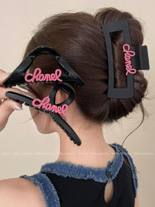เรียบหรู เครื่องประดับผมกิ๊บฉลามตัวอักษรสีชมพูสําหรับผู้หญิง ฤดูร้อน ระดับไฮเอนด์ หวาน สไตล์ตุ๊กตาบาร์บี้เท่ ทันสมัย ญี่ปุ่นเกาหลี ดีไซน์