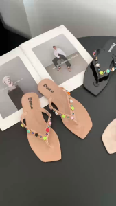 Womens Fashionable Flip-Flops Waterproof Plastic Slip-On Flat Sandals for Home & Outdoor Wear Beach Slippers with Cute Decorative Style