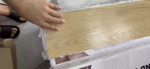 1 mét vuông Sàn nhựa giả gỗ - Tự dán - Có Sẵn keo độ dày 2mm kích thước tấm dài 92cm rông 16cm