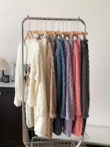 ฤดูหนาวอบอุ่นปะการังชุดนอนชุดนอนผู้หญิงการ์ตูนการ์ตูน และผ้ากำมะหยี่หนาหลวม 2 ชิ้นด้านนอก