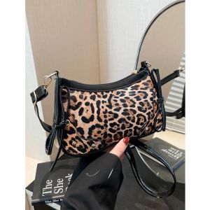 กระเป๋าสะพายข้างลายเสือดาวสไตล์ย้อนยุคสำหรับผู้หญิง ฤดูใบไม้ผลิและฤดูร้อน กระเป๋าสะพายข้างทรงใหม่แบบลำลองพร้อมโบว์ผีเสื้อ