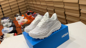 รองเท้าวิ่ง HO--KA ONE ONE Stinson 7 สีขาว ดูดซับแรงกระแทก ทำจากวัสดุคุณภาพสูงทนทานต่อการสวมใส่ทุกวัน