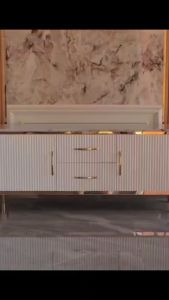 Meja TV Kombinasi Lis Gold & Brass: Desain Minimalis Modern