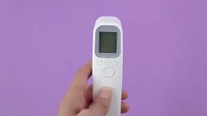 【แม่นยำ 100%】เครื่องวัดไข้ดิจิตอล วัดอุณหภูมิใน 1 วินาที ช่วงการวัด 1 ~ 3m พร้อมสัญญาณเตือนไข้ ไฟแบ็คไลท์ 3 สี ที่วัดไข้ ที่วัดไข้ดิจิตอล digital หน้าจอแสดงผล LED สัญญาณเตือนอุณหภูมิสูง ปรอทวัดไข้เด็ก thermometer ที่วัดไข้เด็ก ปรอมวัดไข้เด็ก ปรอทวัดไข้แท้