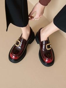 รองเท้าส้นกลางหัวกลมสไตล์อังกฤษ หัวเข็มขัดโลหะ ทรงลึก รองเท้าหนังขนาดเล็ก สีแดงเข้ม รองเท้าผู้หญิง กันน้ำ กันลื่น ฤดูใบไม้ผลิและฤดูร้อน