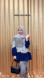 Setelan Kaftan Motif Kupu-Kupu Rayon Warna Hitam dengan Celana Panjang Motif Garis - Ukuran Plus Size