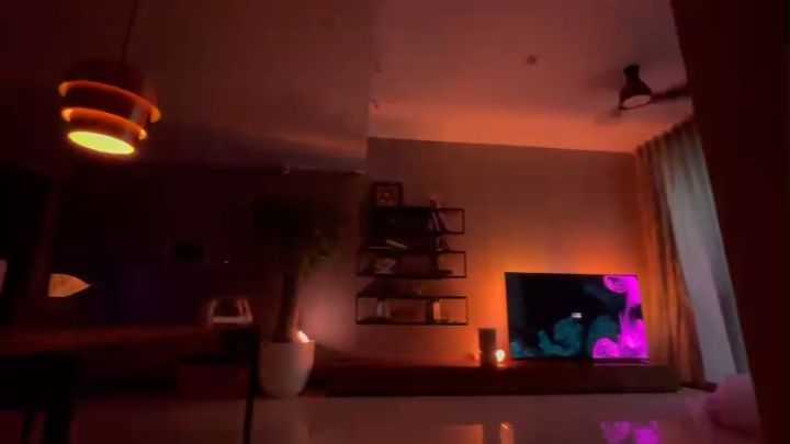 Đèn LED dây Philips Hue Lightstrip Base Pack 2 mét 16 triệu màu và Nguồn - Đồng bộ ánh sáng với PC (cần có Bridge) - Hàng Chính Hãng - Bảo Hành 2 Năm