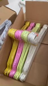 Thùng 30 móc nhựa màu treo quần áo chuyên dùng cho tiệm giặt là.