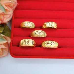 แหวนทองตัดลาย ชุบทอง ทำจากทองเหลือง สีทอง เรียบหรู ใส่ได้ทุกโอกาส เสริมโชค เสริมบารมี ใส่อาบน้ำได้ ถ่ายรูปจากสินค้าจริง