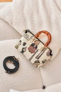 Henneybear - H1136 ลาย Paris กระเป๋าสะพายข้าง ใบเล็ก มินิมอล ช่องกว้าง กระเป๋าอเนกประสงค์ COD