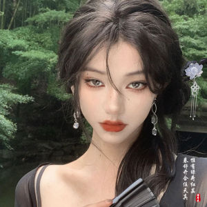 กิ๊บติดผมไม้สไตล์จีนโบราณสำหรับผู้หญิง กิ๊บติดผมสไตล์ฮันฟู กระดุมปักผ้าไหม ตกแต่งด้วยขนแกะ ประดับกิ๊บติดผมแบบย้อนยุค