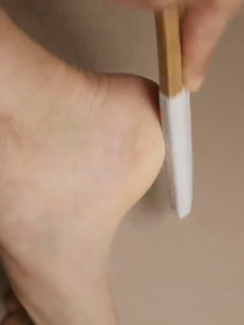 Cây chà gót chân đá bọt tay cầm gỗ tự nhiên – tẩy tế bào chết gót chân có dây treo tiện lợi