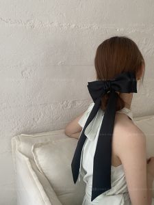 กิ๊บติดผมผ้าซาตินพร้อมโบว์ผีเสื้อสุดหรูหรา ทรงใหม่ปี 2023 กิ๊บติดผมสไตล์เกาหลี ประดับผมแบบทันสมัย อุปกรณ์ตกแต่งผม