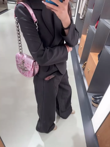 VIVIENNE WESTWOOD กระเป๋าสะพายเฉียงและสะพายข้าง ของแท้ 100% ดีไซน์ลายดาวเสาร์และลายตาหมากรุกคลาสสิก พร้อมสายโซ่หรู ใส่ได้หลายสไตล์ - รับประกันของแท้ ส่งฟรี