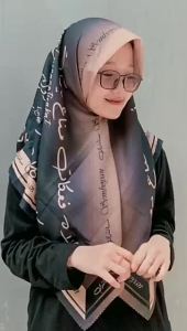 Kerudung Segiempat Voal Motif Arab Pegon Adab Diatas Ilmu / Hijab Muslimah Motif Arab