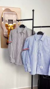 Áo Sơ Mi Nam Nữ Thom Kẻ Sọc Thêu Viền Tay Chất Vải Lụa Cao Cấp Cổ chữ V