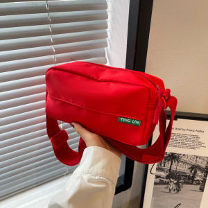 กระเป๋าสะพายข้างผ้าไนลอนสีแดงทันสมัยพร้อมสายสะพายกว้างสําหรับใช้ลําลองสไตล์ Messenger อินเทรนด์ขนาดเล็ก