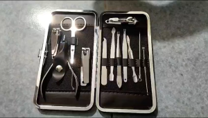 Bộ dụng cụ cắt tỉa móng tay và móng chân bằng thép không gỉ bao gồm kéo kềm cắt móng kẹp cắt da thừa que lấy nhân mụn và các dụng cụ khác đựng trong hộp đựng sang trọng.