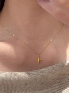 Golden Starburst Pendant Necklace Womens Eight-Pointed Star Clavicle Chain Luxury Sensation Choker Necklace Elegant Fashion Jewelry