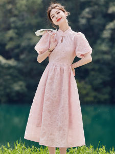 ชุดเดรสสีชมพูสไตล์จีนใหม่สำหรับผู้หญิง ฤดูร้อนปี 2025 ชุดเดรสยาวปานกลางแขนสั้นเอวสูงทรงเอคอวี