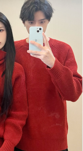 เสื้อสเวตเตอร์ถักสีแดงสำหรับคู่รัก ชุดสองชิ้น เสื้อผ้าทำงานฤดูใบไม้ร่วง/ฤดูหนาว ดีไซน์ใหม่ แฟชั่น ลำลอง กระโปรงทรงเอ แขนยาว เสื้อผ้าทำงาน