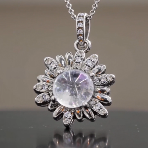 A small and exquisite crystal necklace an elegant collarbone necklace