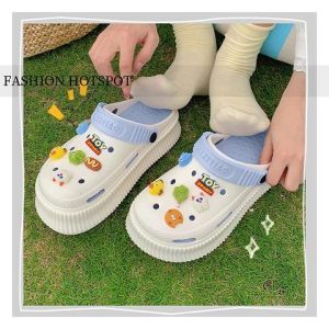 PiShops  เข้าใหม่ รองเท้าแตะหัวโตพร้อมตัวติด ดีไซน์สวยน่ารักพื้นไม่หนาแต่ยางนิ่มใส่สบายเท้า มีสีให้เลือกเยอะมากติดคู่กับตัวติการ์ตูนสีไหนก็สวยบอกเลย