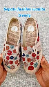 RUIMO Sepatu slip-on Retro Trendy dengan motif Koin tali karet cream biru dan merah W-108