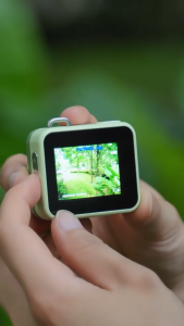 【ของขวัญคริสต์มาส】กล้องมินินักเรียนพรรคกล้องดิจิตอลขนาดเล็ก ccd hd ดำเนินการขนาดเล็กกล้องถ่ายรูปนิ้วหัวแม่มือสำหรับการท่องเที่ยว บันทึกชีวิตของขวัญที่ระลึกของขวัญวันหยุด