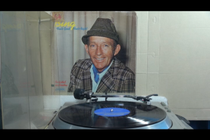 1 แผ่นเสียง 12นิ้ว j13 BING CROSBY แผ่นVG+ ริ้วรอยบาง เสียงรบกวนนิดหน่อยไม่มีรอยลึก แผ่นล้างสะอาดแล้ว ปกVGมีตำหนิขอบนิดหน่อย ขอบไม่ขาด สันทะลุ